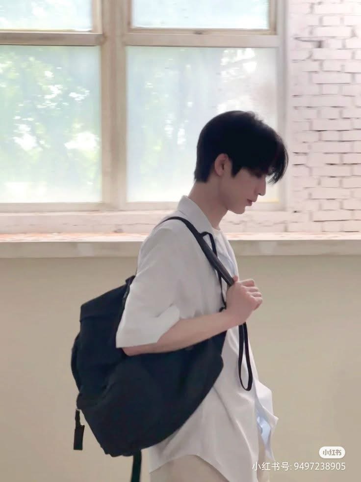 Tôi xử lý hết đồ ăn mà người công lược mang cho bạn cùng bàn