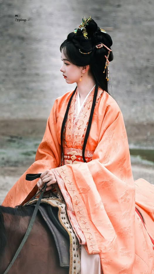 Hoàng Hậu giá lâm