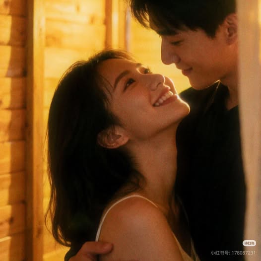 Chim hoàng yến gặp cún con