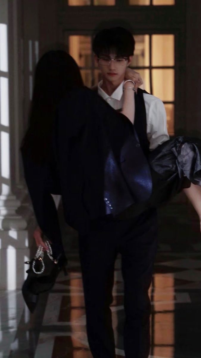 Bị bạn trai qua mạng ném cho bạn cùng phòng