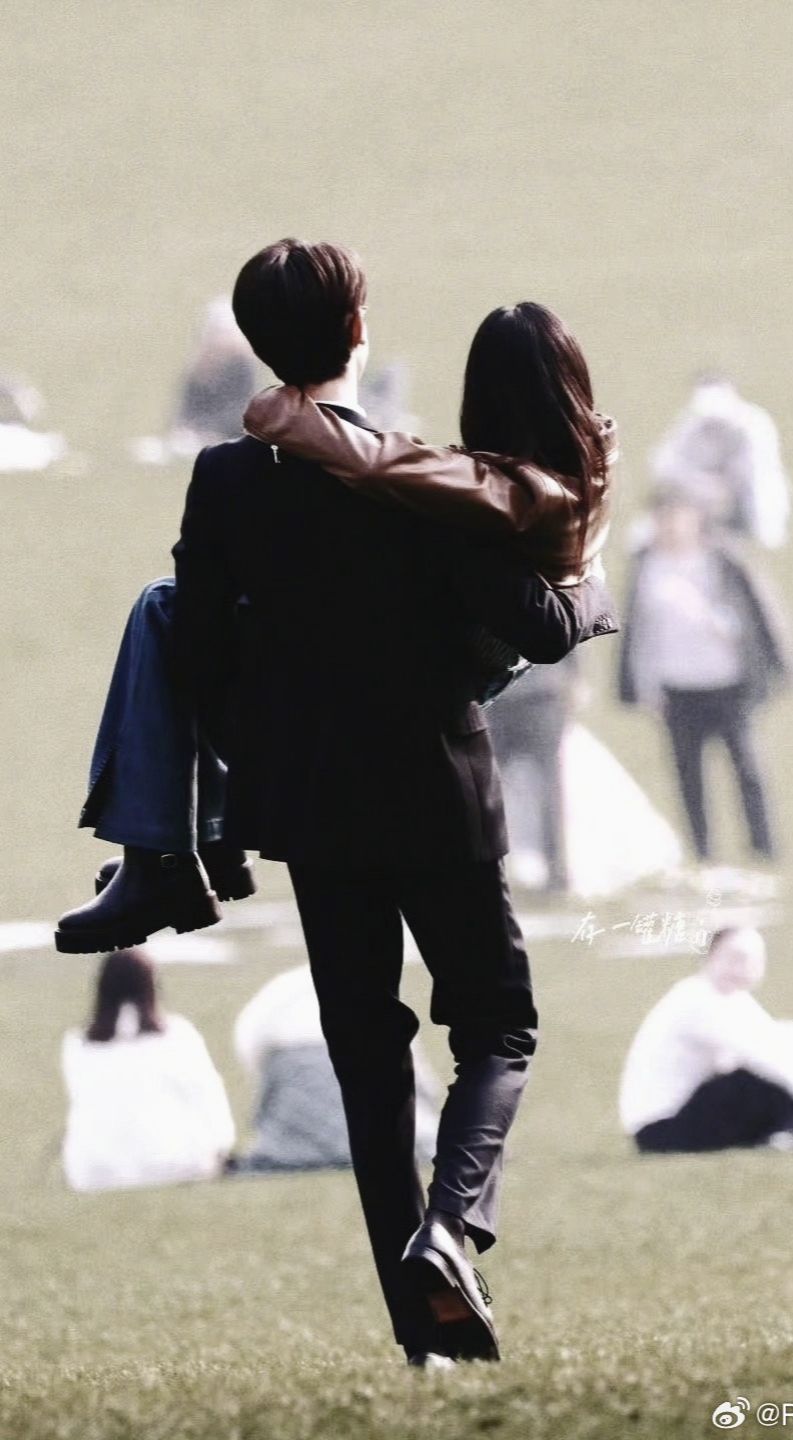 Cô ấy là mèo con